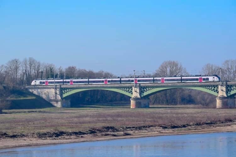 TrainKenny's tweet photo. Coradia Liner Relie Lyon Nantes va faire une tête à queue à Nevers #LigneMoretLyon #Nevers #Challuy #Nièvre #CoradiaLiner #Bourbonnais https://t.co/4osGW2kPu6