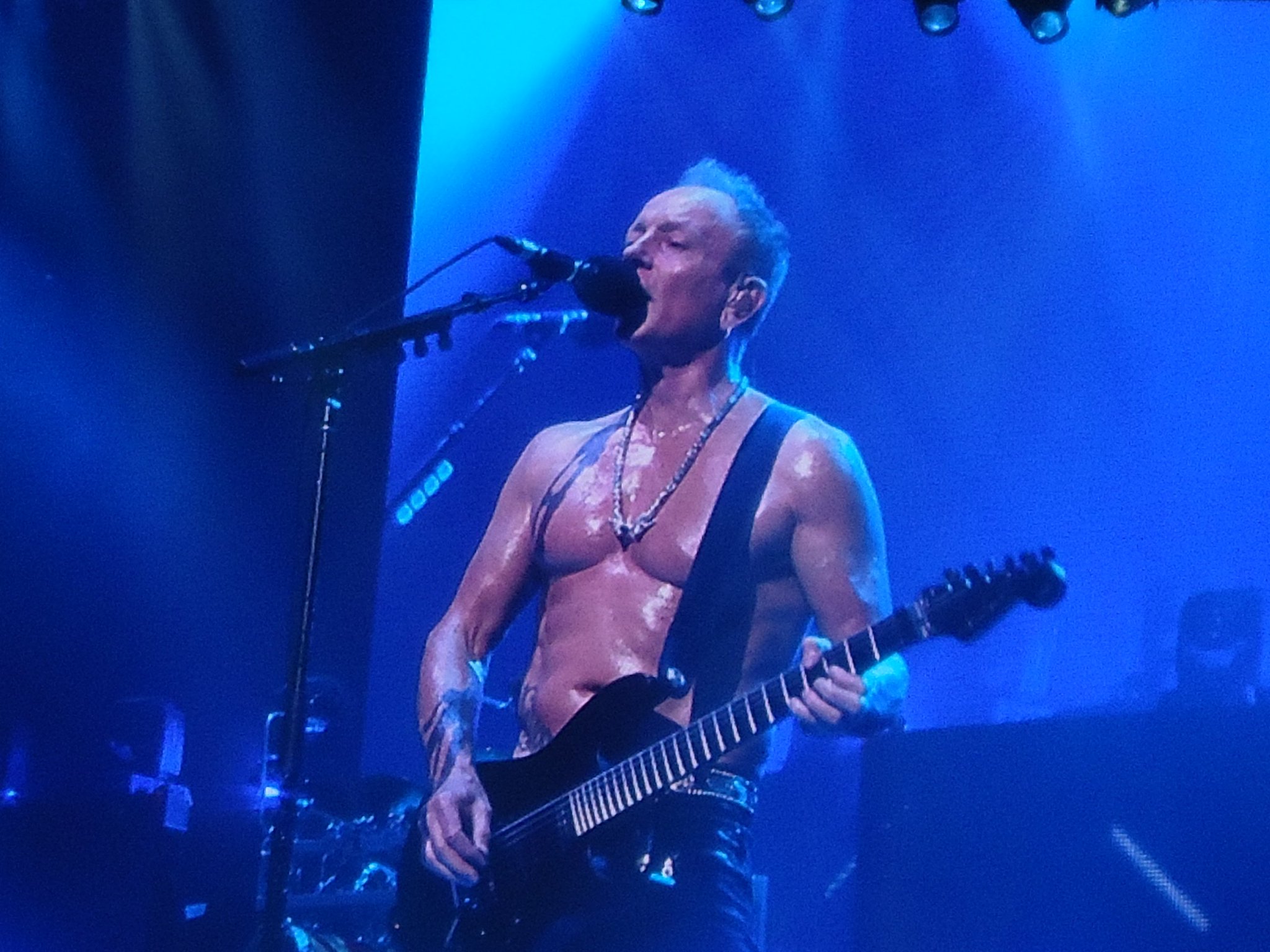 Happy birthday to Phil Collen of  I had a blast seeing Def Leppard back in 2016. 