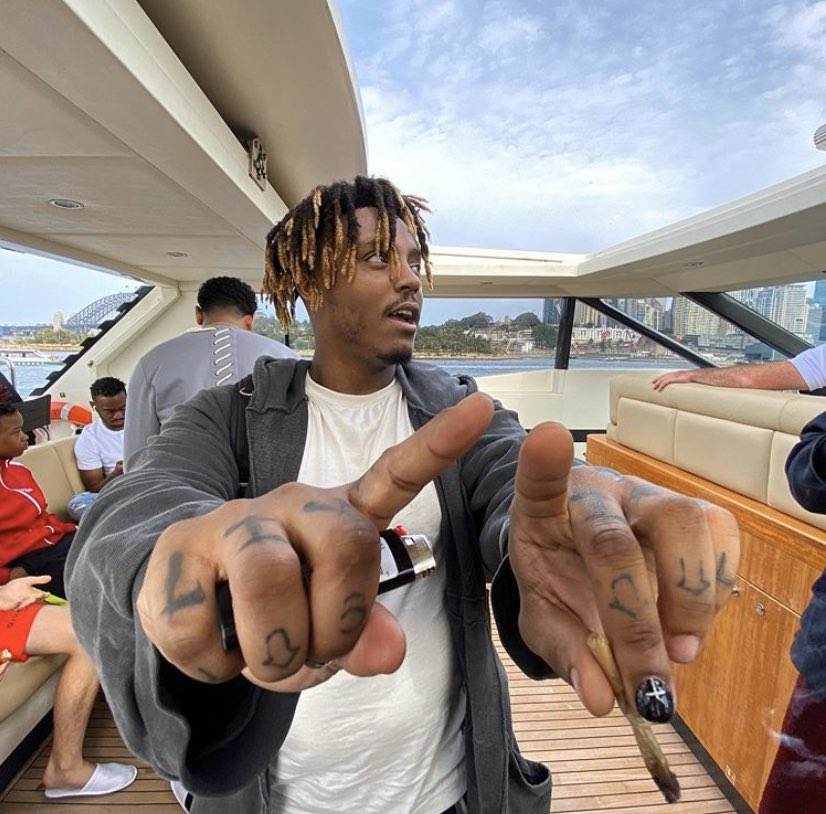 MAKEWAY4CAESAR's tweet photo. Legend. @JuiceWorlddd 😓 one of the few artists that actually had an impact on me and my music. Won’t be forgotten. Sleep in peace brother 🖤 https://t.co/GjnO0o75gR