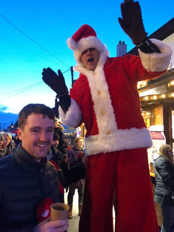 Out at Tuxford Christmas market. Amazing volunteers 👍

Mulled wine and a Santa making me look even smaller than I already am 😐 🎅
