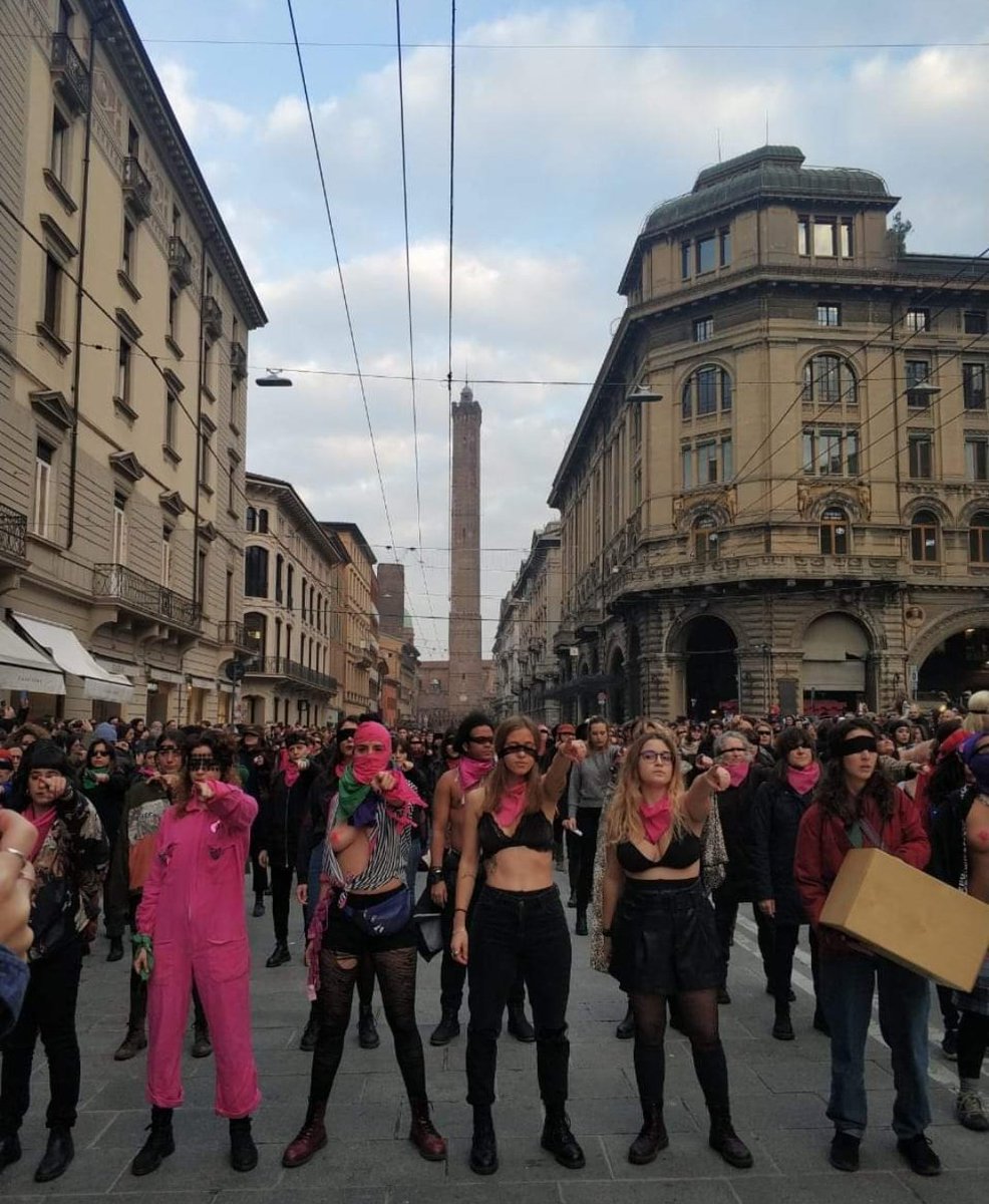 nonunadimeno's tweet image. #Bologna #8dicembre #ElVioladorEresTu
#UnVioladorEnTuCamino
m.facebook.com/story.php?stor…