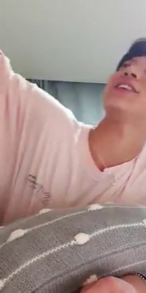 วันก่อนเตนล์บอกช่วงนี้อินสีชมพู นี่ก็นั่งดูตั้งนานว่าวันนี้น้องใส่เสื้ออะไร สีน่ารักจัง ไอ่บ้า เสื้อ sm entertainment /กุหมดอารม 5555555555555555555555555555555555555555555555