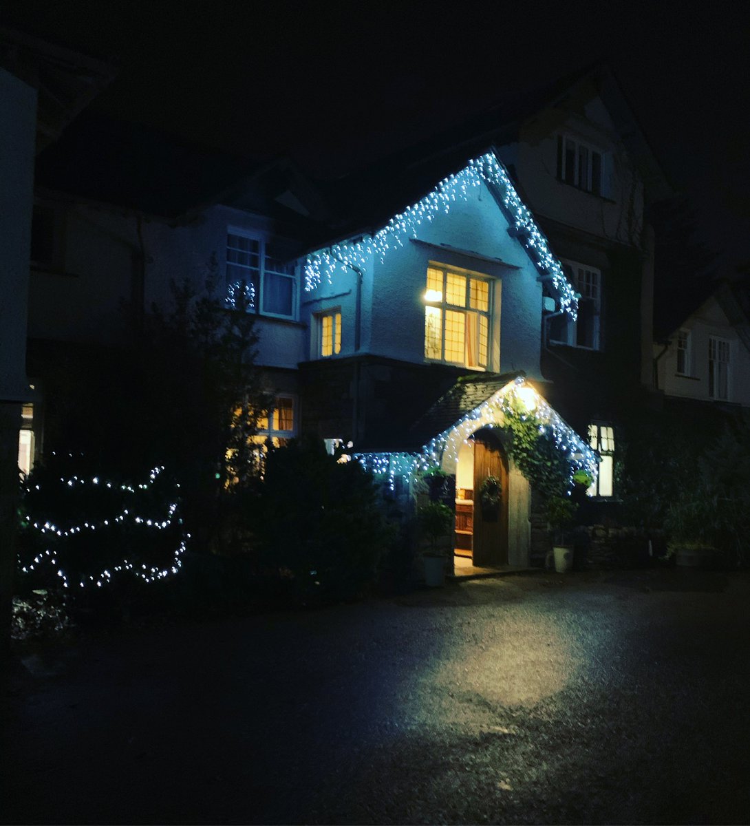 Keeping cosy today inside the Ryebeck, we love that it’s Christmas time 🎄✨ #ChristmasTime #PrettyLights #RyebeckHotel #RyebeckRestaurant #ChristmasattheRyebeck