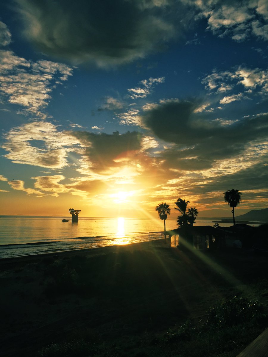 nuriasl80's tweet photo. Atardecer !! #DicembreenMalaga #marbella #playadelCable @GranSendaMalaga @OrgullodeMalaga @tiempobrasero @turismodemalaga @okmalaga https://t.co/59lxJVOzTH