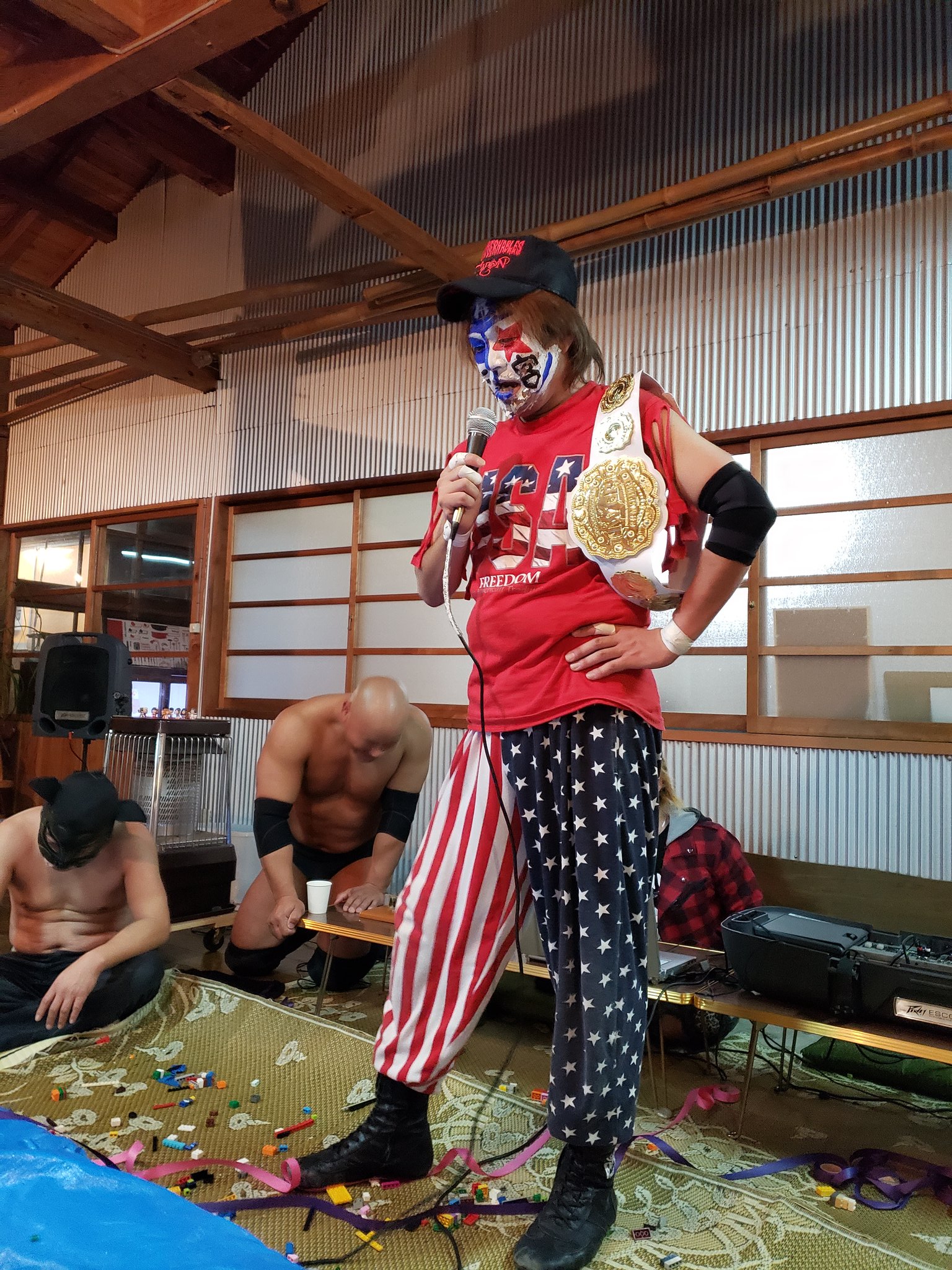 宮津ゲストハウス ハチハウス ポール ブレイザーさん の昭和プロレスラーモノマネ なんでも答えてくれる 10人ぐらいやったんちゃう ポール ブレイザー 後ろ姿は内藤哲也 前から見たらハゲ藤哲也 ハチハウス T Co Gdvjzie4bj