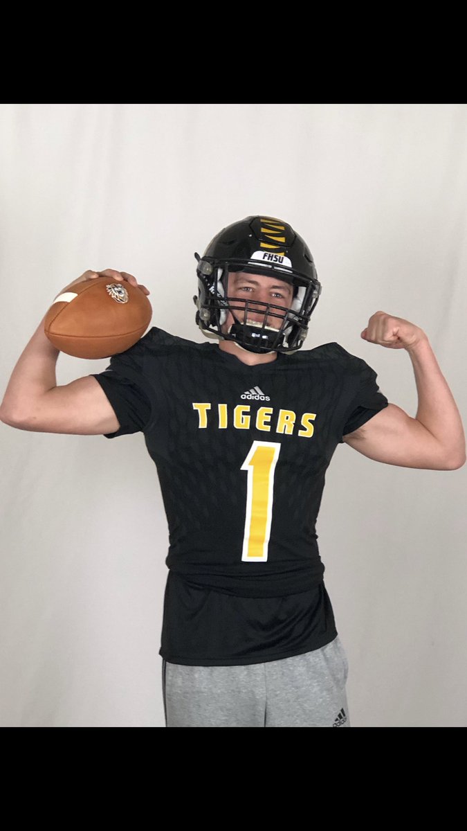 KadeMelvin's tweet photo. Happy to announce that I have received an official offer from FHSU #DefendTheFort https://t.co/gpwmQyI1LD