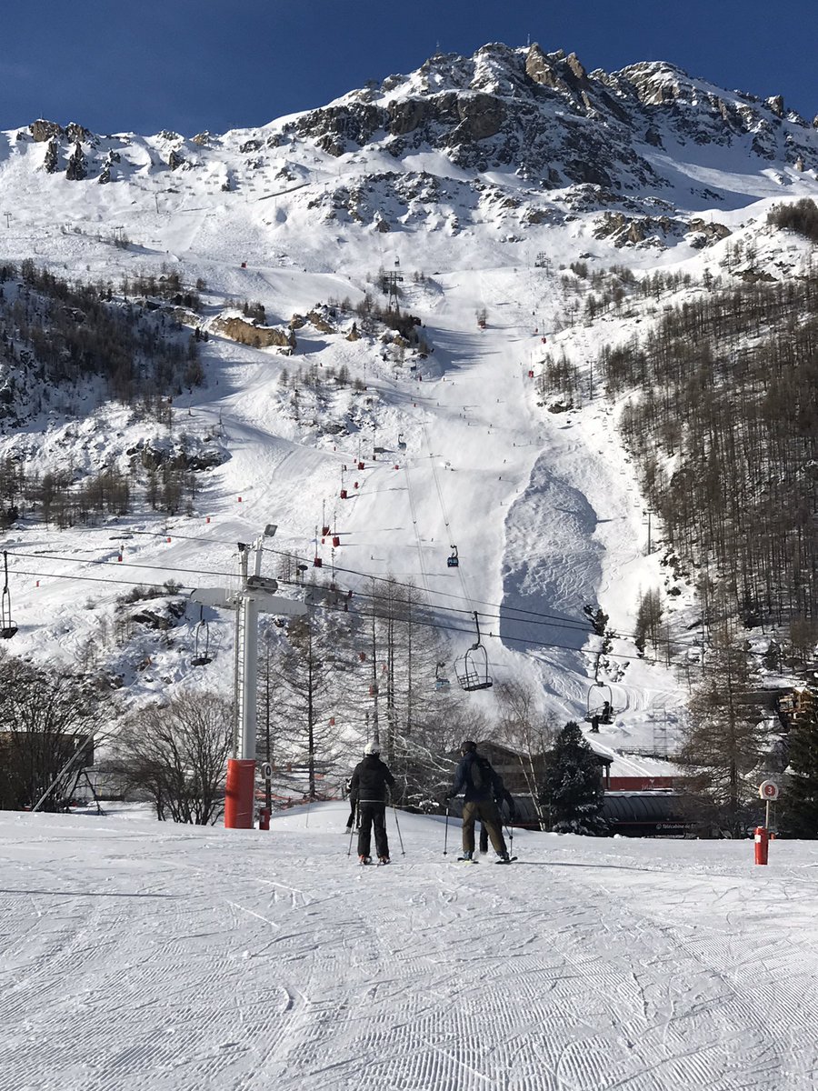 StephenS_Net0's tweet image. Somehow my mate Jon persuaded Patrick, James and I to tackle the famous (or is that infamous) black run “La Face” down in to Val D’Isere .... not once but three times. Scary but not as forbidding as the #Flypaper at @GlencoeMountain.