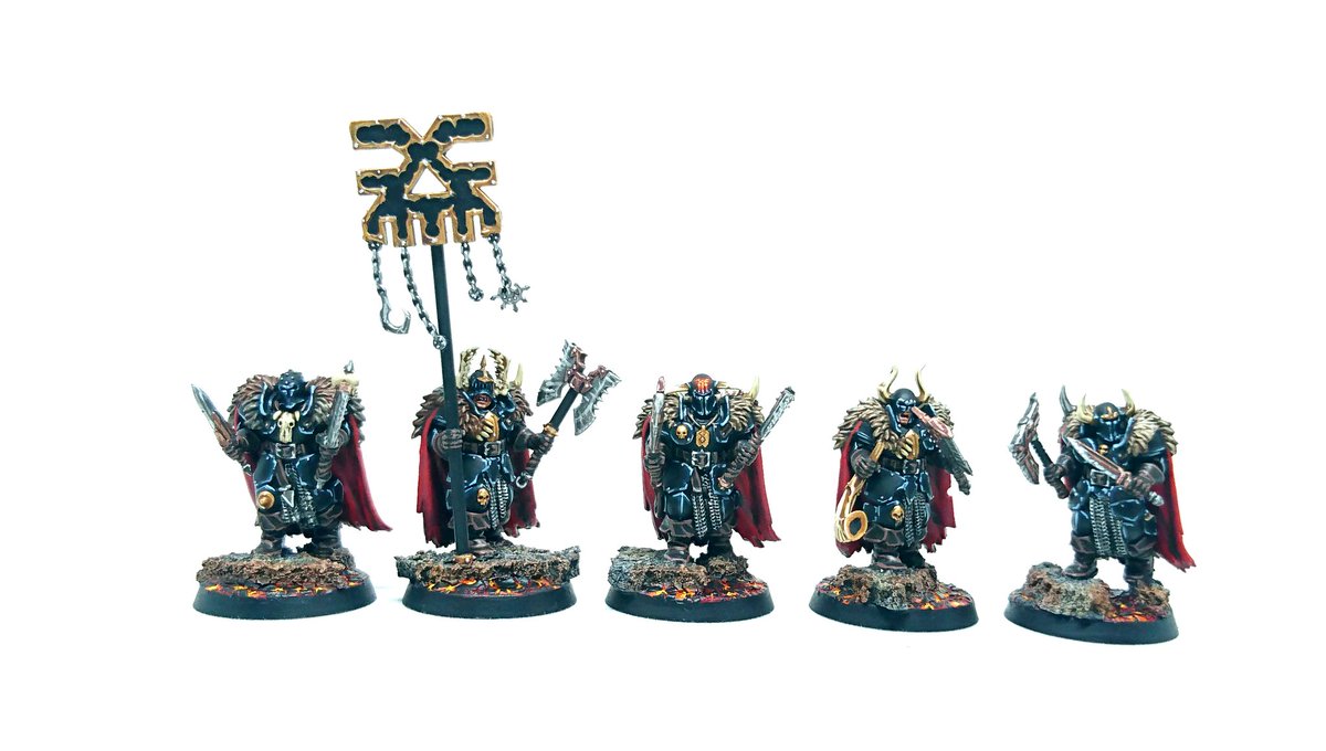 Darth_Alec's tweet photo. On the eighth day of #Slavestoadvent, my true gods gave to me: 5 Chaos Warriors of Khorne! Never said I was a poet. Gave them dual hand weapons for max stabbing. Bloodreaver helms and weapons give them a nice vibe. The banner is from the Bloodsecretor. #Everchosen https://t.co/kgXggTUmsR