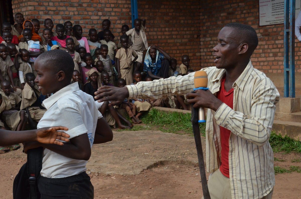 menyumenyeshe's tweet photo. Journée culturelle #menyumenyeshe organisée ce jeudi à #Bubanza  par l'Ecofo Mitakataka assisté par @CAREBurundi, Jeux danses et concours étaient au rendez-vous, les jeunes ont assisté massivement à l'évenement, c'était aussi une occasion de sensibiliser la population sur la #SSR https://t.co/xapJlapSEA