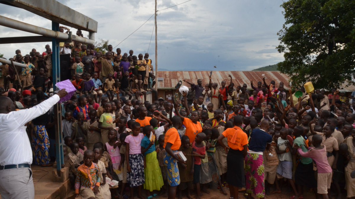 menyumenyeshe's tweet photo. Journée culturelle #menyumenyeshe organisée ce jeudi à #Bubanza  par l'Ecofo Mitakataka assisté par @CAREBurundi, Jeux danses et concours étaient au rendez-vous, les jeunes ont assisté massivement à l'évenement, c'était aussi une occasion de sensibiliser la population sur la #SSR https://t.co/xapJlapSEA