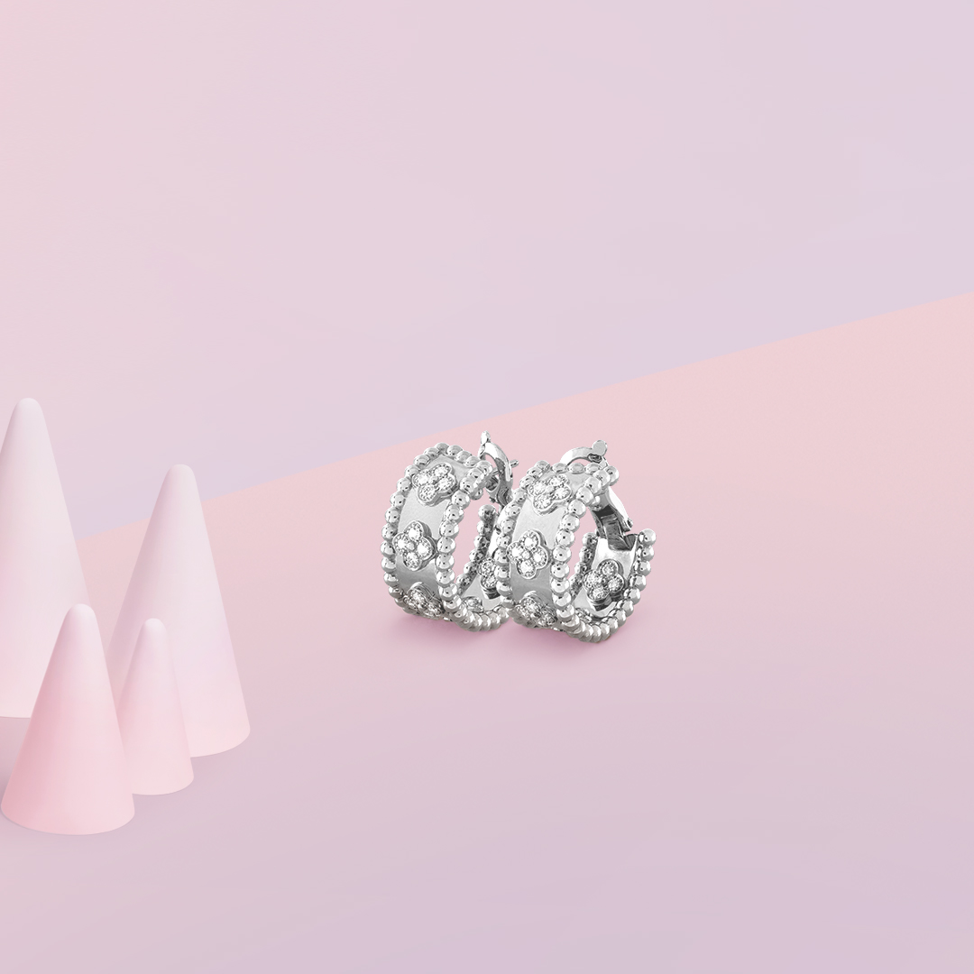 vancleefarpels's tweet photo. Creations from the Alhambra and the Perlée collections come together to celebrate the magic of winter. #DiamondBreeze #VCAHolidaySeason #VanCleefArpels 
https://t.co/NO7TUqBVJY https://t.co/9CVwZcWk5W