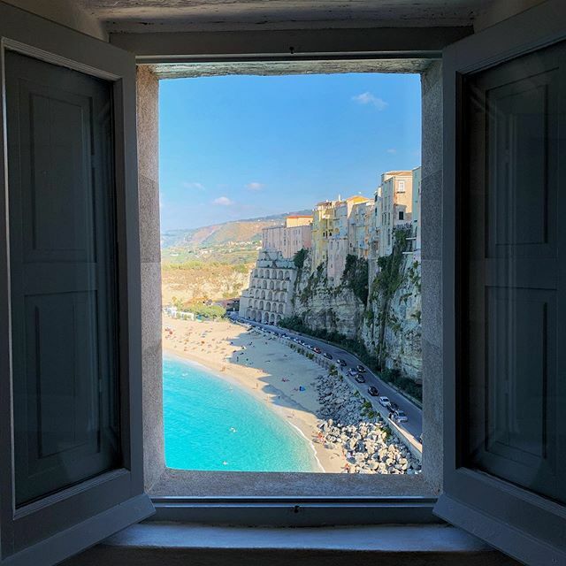 A window to paradise #tropea .
.
.
#throwback #tbt #blue #sand #sea #beach #white #painting #frame #italy #calabria #memories #paradise #window #igers #igersitalia #igersitaly #igerscalabria #igerstropea #hdr #hdrphotography #shotoniphone #iphone #nature… ift.tt/2ri7iXM