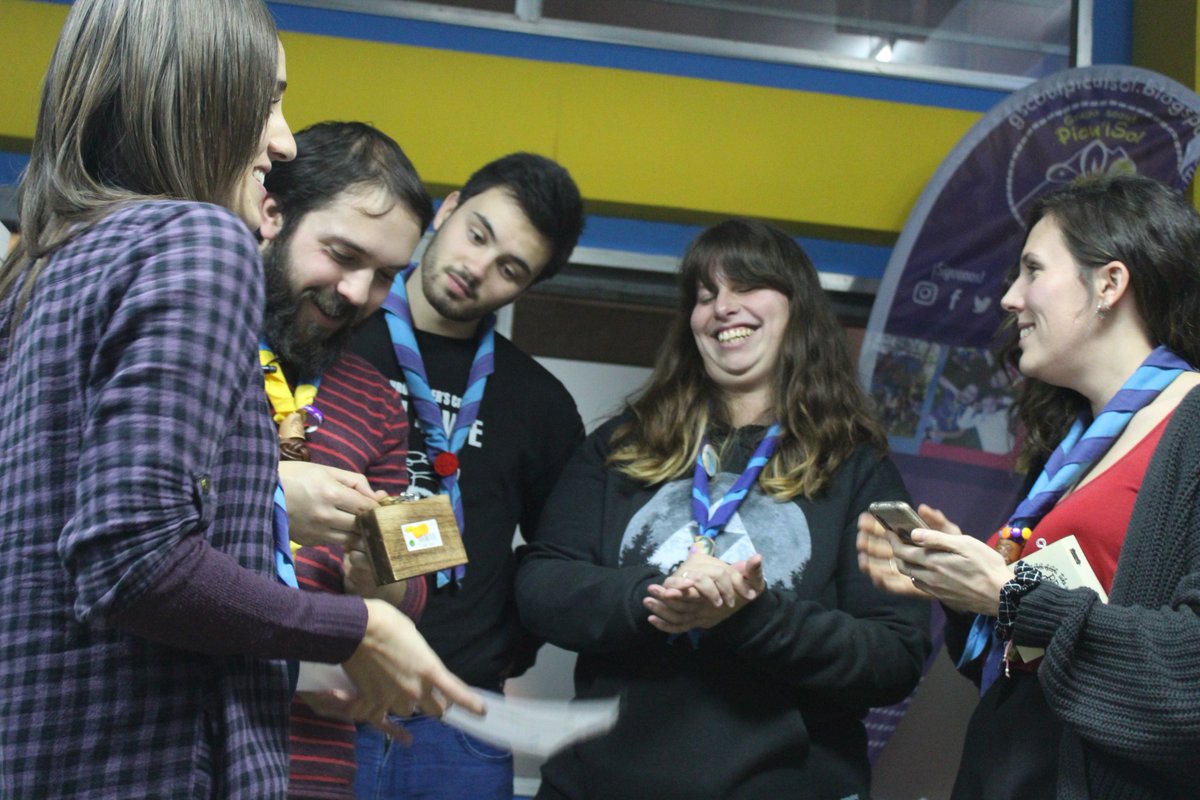 El pasado Jueves celebramos el Día del Scouter rodeados de algunos de los miembros de nuestra asociación. 
Días como estos son perfectos para conocernos un poco mejor y por supuesto para pasarlo genial.
#ScoutAstur