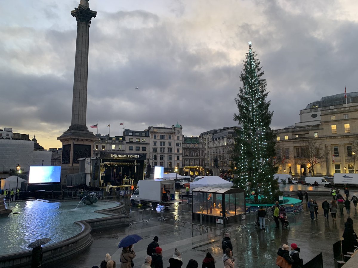 rsmitos89's tweet photo. Over gisteravond..WOW! Slapen in de buitenlucht 🌧🌬❄️ om stigma over #dakloosheid te veranderen en geld in te zamelen. Kippenvel #london #sleepout2019 #trafalgarsquare https://t.co/nzXLIRnHaC