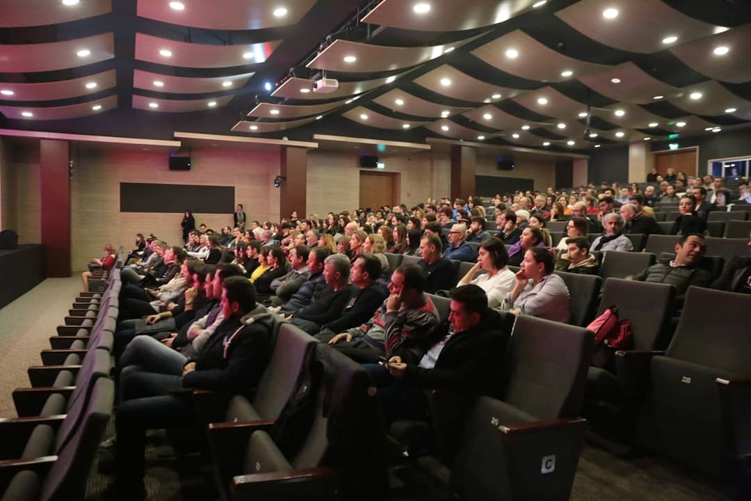 arasahmetmugla's tweet photo. Bodrum’un ilk TEDx etkinliğinde ‘Kültürel Hegemonya’yı konuştuk. Bodrum’un kendine özgü dokusuyla harmanlanan ve Bodrum'u çok özel kılan kültürel zenginliğini konuştuk. Birbirinden değerli konuşmacılardan ilham alan enerjik ve pırıl pırıl bir gençlik vardı karşımızda. https://t.co/wL5J1EJUat