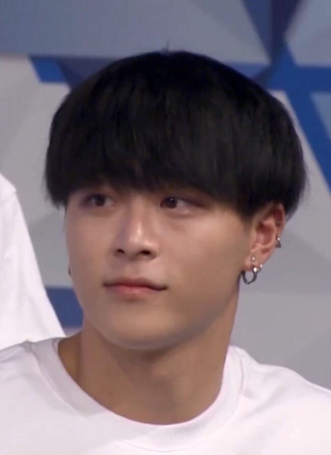 かじき Di Twitter なぞなぞです 人間イチイケメン 目と鼻とお口と輪郭とお肌が綺麗 で高身長 喋るとホワホワ ダンスはバキバキ 未成年とは思えぬ色気 歌声が綺麗で ラップも出来る 八重歯が可愛い 琵琶湖より深くて広い魅力を持つ男は み なと 琵琶湖よりも