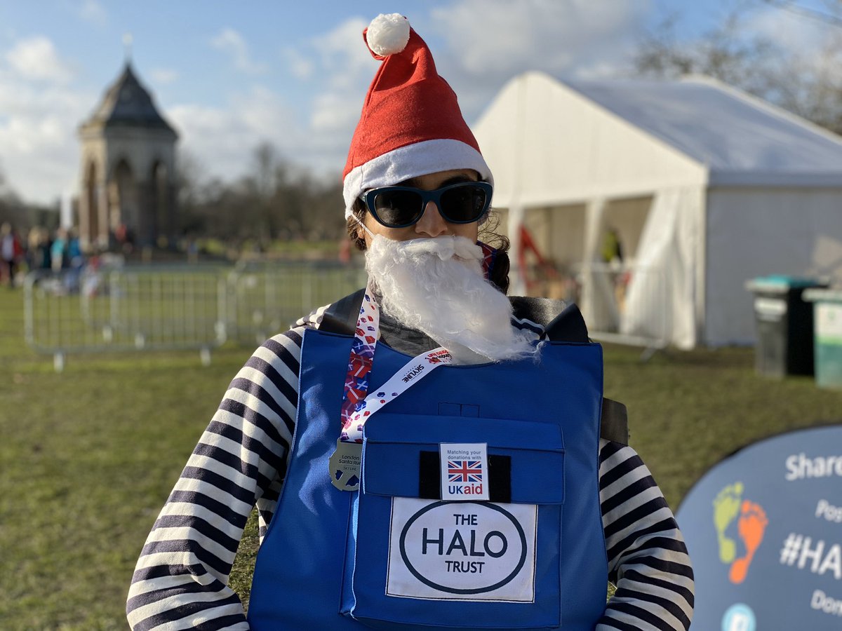 TheHALOTrust's tweet photo. What better start to a Sunday! Dressing up as Santa and running for our Breaking Boundaries appeal. Thank you to everyone who came to run or cheer! #Londonsantarun #ukaid https://t.co/xvVO8vd80Q