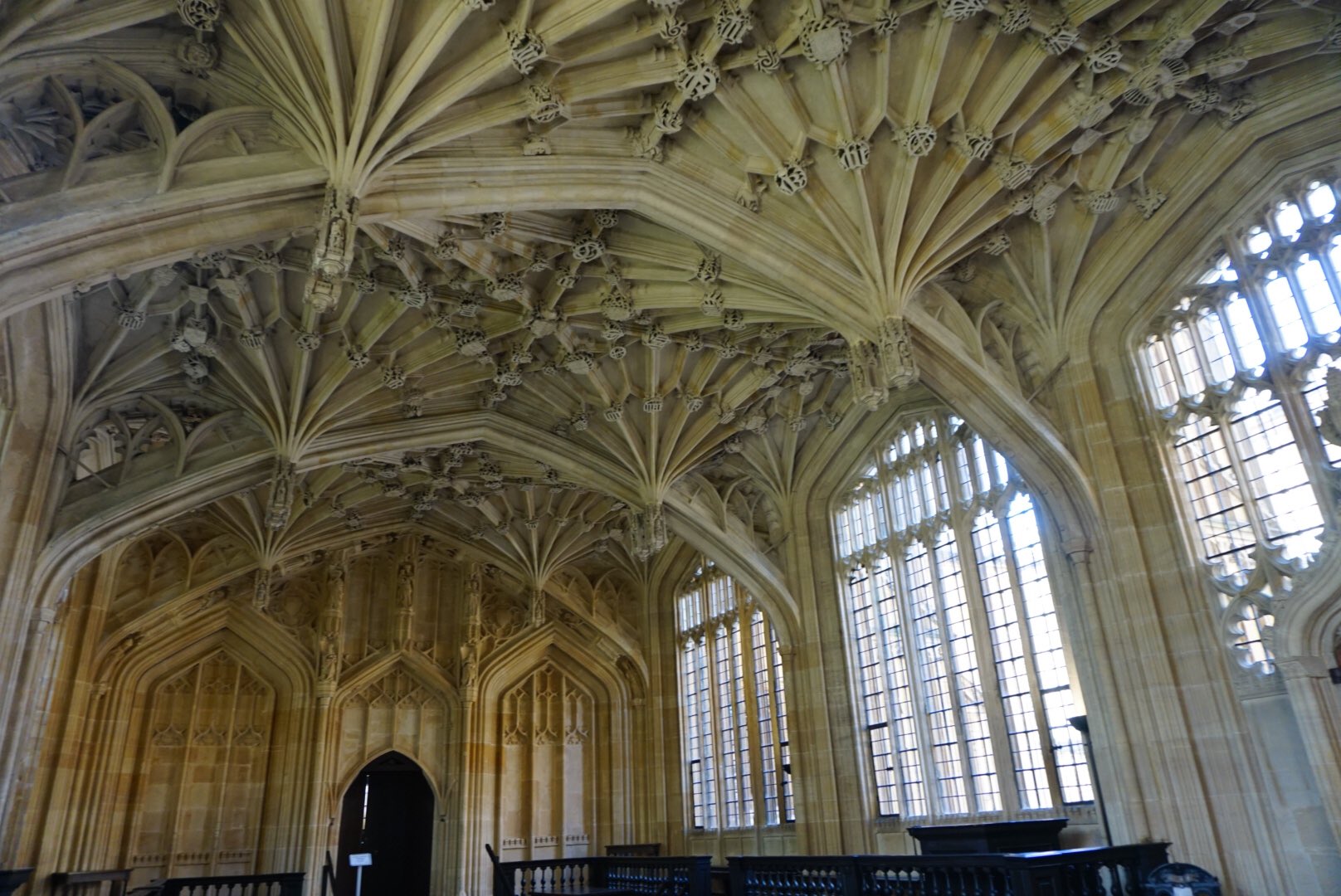 アリス クリスマスのダンスパーティー 相手がいないなあ と黄昏てるシーン ローブの翻りが好き 炎のゴブレットのダンスを練習するあのシーンの場所です ハリーポッター ハリポタ Harrypotter イギリス London T Co 3x6heruahh Twitter