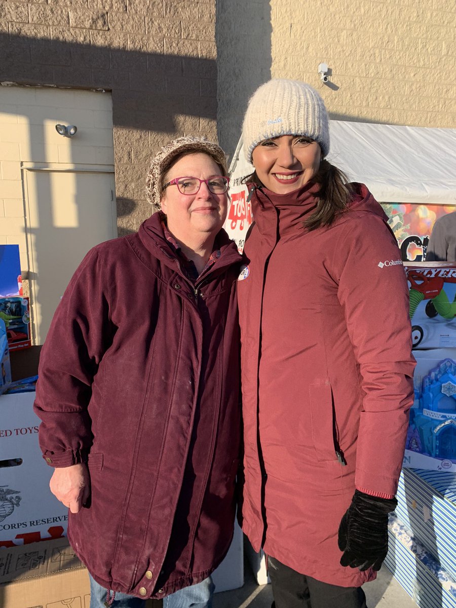MonicaWMUR's tweet photo. What a pleasure meeting Karen Lucas! She donated a carload of toys to the #SpiritOfGiving Toy Drive in honor of her late father. You can donate too- at Walmart on Gold St in Manchester, The Crossings in Newington, and any Planet Fitness. #WMUR #NHToyDrive @WMUR9 @sean_wmur https://t.co/jn9aNF29zn