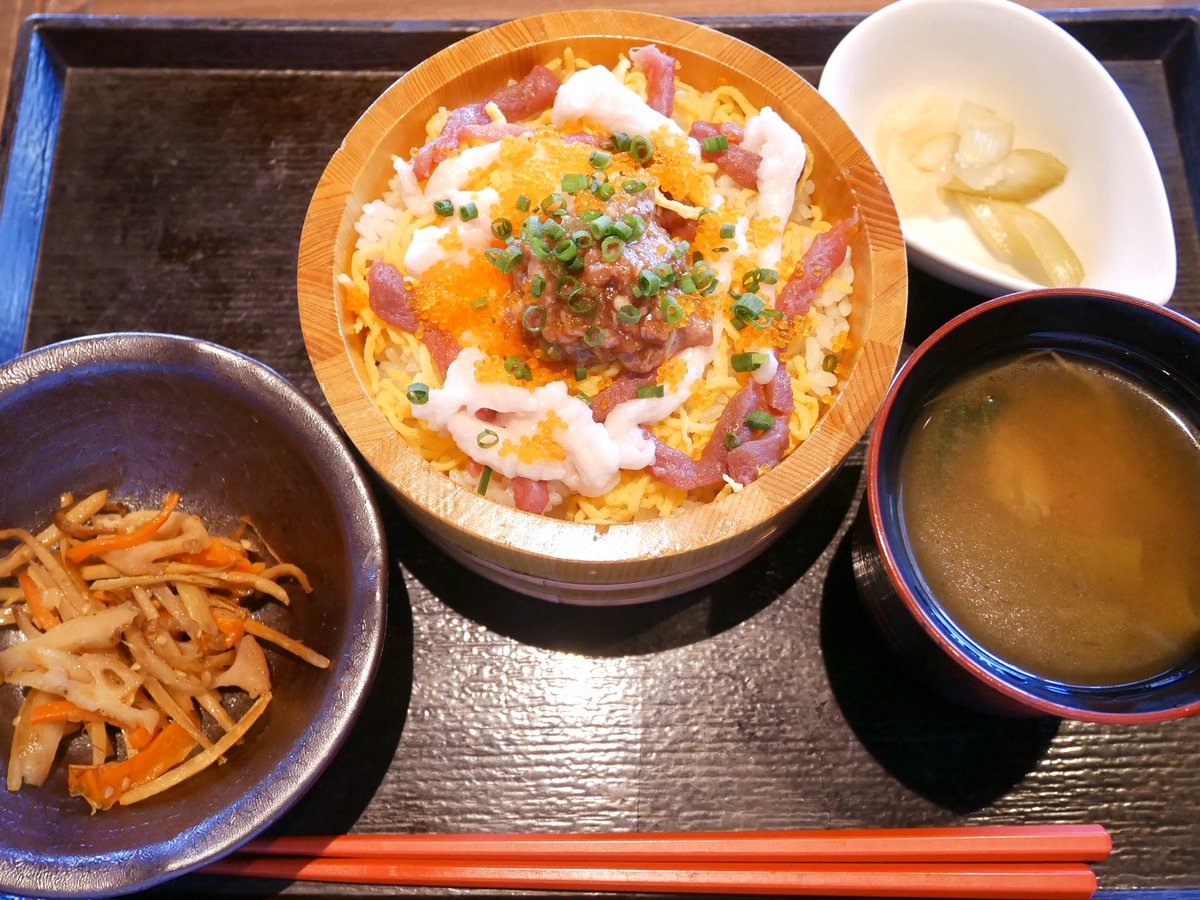 名古屋グルメ探偵 ケイト 肉寿司 名駅 大人気の元祖肉寿司専門店がランチ営業をスタート 写真は肉ちらし 野性味ある味わい とろける食感はご飯がすすみまくる相性 その他にも肉刺し定食 肉カルビ重などのコスパ高いランチメニューを味わえます