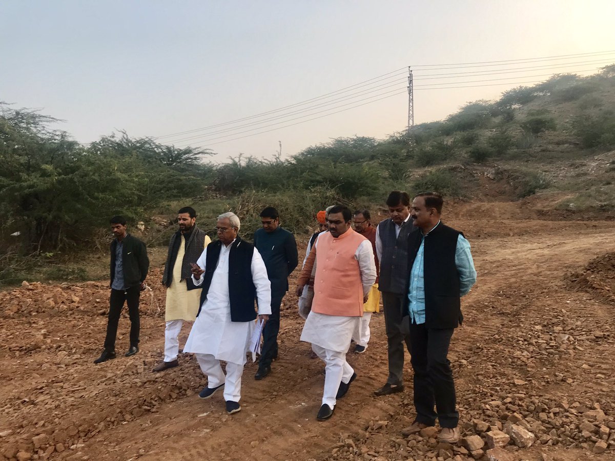 chshekharbjp's tweet photo. अजमेर संभाग कार्यालय के लिये भूमि का कार्यकर्ताओं के साथ निरीक्षण।@BJP4Rajasthan https://t.co/tw8j23FOFl