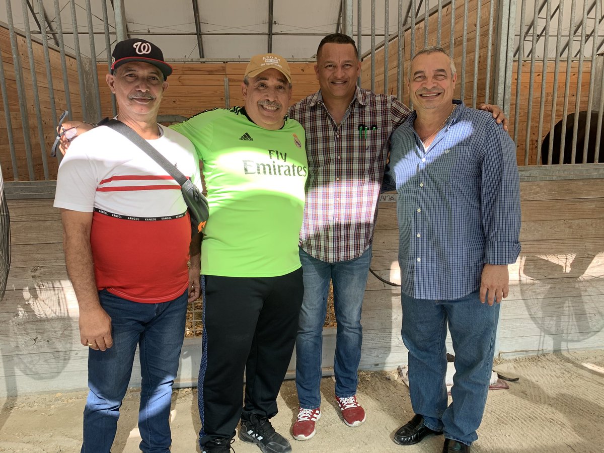 En el HIPODROMO GULFSTREAM Park en Miami, listos para disfrutar del Clásico Internacional del Caribe, en la foto con TITO Livio, Ibáñez, Rodrigo en la esquina de Señor CONCERTO y QUINTUS. Felicidades a todas las madres en su día. Disfrútenlas. Suerte
