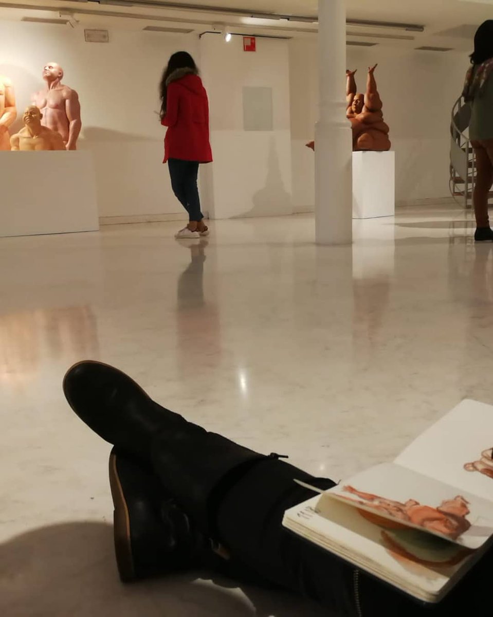 CCulturalOu's tweet photo. O grupo de #urbansketchers de #ourense pintando na exposición de #ramonconde
🎨🎨😍😍 https://t.co/YQfQTv4w8f