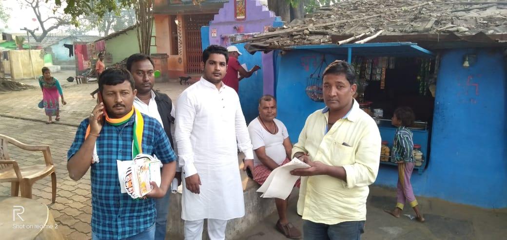 MdShaukinIYC's tweet image. 8/12/2019 Campaigning Door to Door at #JhariaAssembly Jharkhand Plz Cast Your Valuable Vote in favour of #PurnimaNirajSingh ji at Jharia Assembly on 16th December 2019🙏🙏🙏