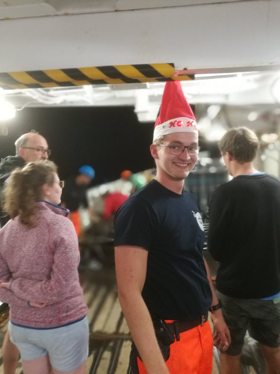 GEOMAR_de's tweet photo. Auf jeden Fall herzliche Grüße zum 2. #Advent vom Team der #MOSESeddyhunt und der Crew der #FS_METEOR. Die Forschungsarbeiten gehen natürlich weiter (2. Bild: Datenauswertung an Bord) 📸 @BjoernFiedler https://t.co/NruHc8q2uK