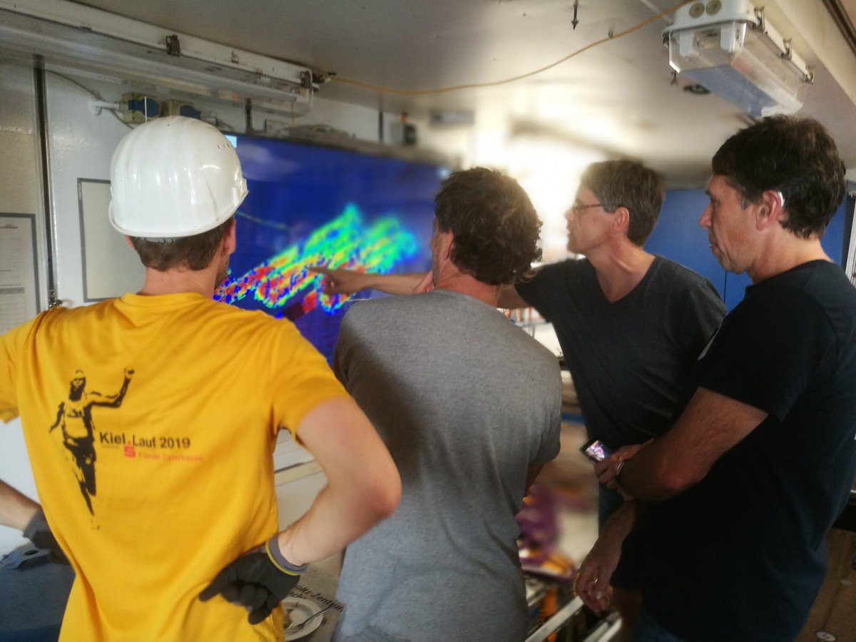 GEOMAR_de's tweet photo. Auf jeden Fall herzliche Grüße zum 2. #Advent vom Team der #MOSESeddyhunt und der Crew der #FS_METEOR. Die Forschungsarbeiten gehen natürlich weiter (2. Bild: Datenauswertung an Bord) 📸 @BjoernFiedler https://t.co/NruHc8q2uK