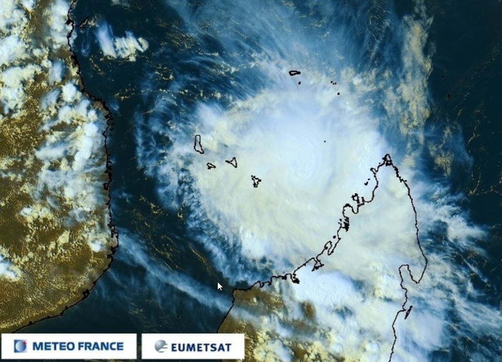 la1ere's tweet photo. 🌀Infos Météo France #Mayotte :
▶Le cyclone Belna est situé à 140 km de mayotte
▶Déplacement à 10 km/h
▶Le cyclone s’est renforcé. Rafales à 200 km/h en son centre
▶la progression du cyclone est + lente que prévue : Passage au + près de mayotte à 21h heure locale (19h paris) https://t.co/SzhORlQgx5