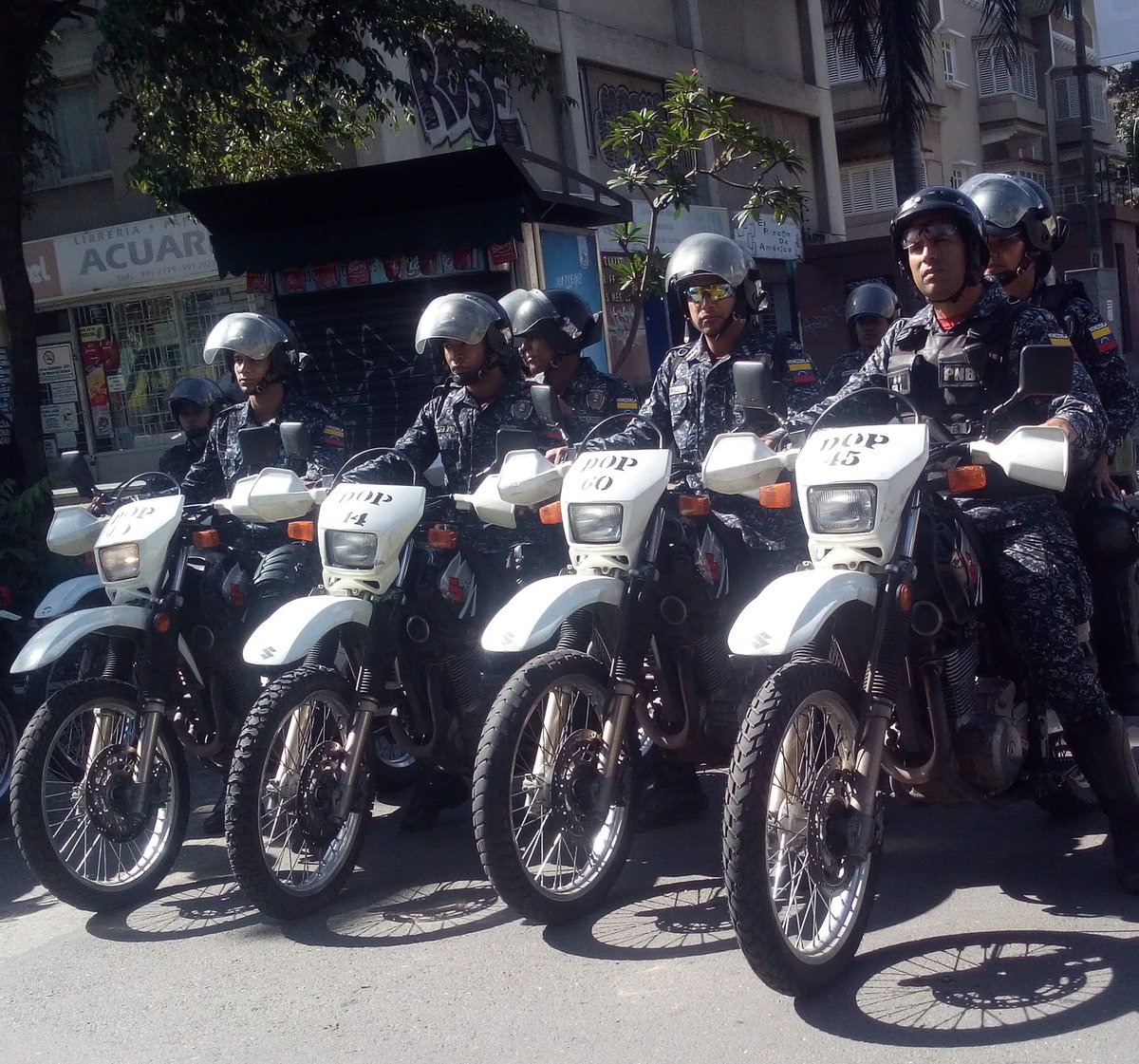 DGSeguridadC's tweet photo. #Ahora▶️ Desde el paseo de Las Mercedes se lleva acabó media Maratón "Santa Corre" dónde se desplegaron 350 funcionarios de los diversos cuerpos de seguridad
#PNB
#PoliMiranda
#PoliBaruta
#PcMiranda
#PcBaruta
#Bomberos https://t.co/lISULaqL6N