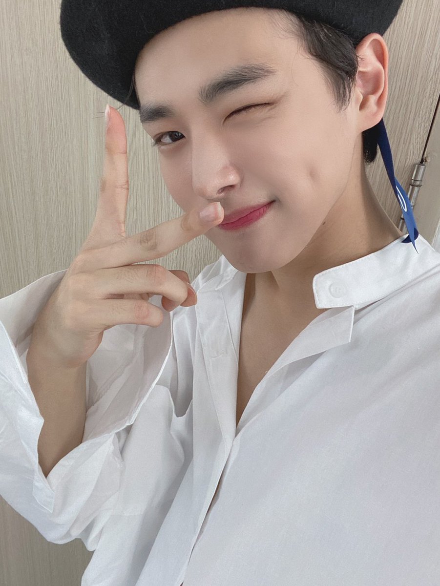 nunuseum_ss's tweet photo. 191208 ฟรอมวิคตัน: [#บยองชาน] บยองชานเยี่ยมที่สุด!*

หวัดดีฮะอลิซ ทุกคนมีวันอาทิตย์​ที่ดีกันหรือเปล่าครับ?!! ผมตอนนี้ก็ทำการแสดงเสร็จแล้วและกำลังจะไปทานข้าวล่ะคับ! ขอบคุณอลิซทุกคนจริงๆ ครับที่คอยเป็นกำลังใจให้พวกเรามาเสมอ (1/2) https://t.co/6ndFLroUEK