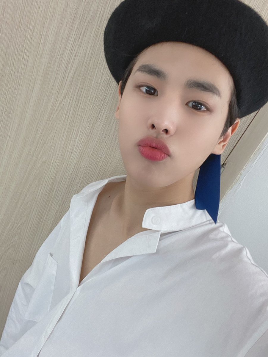 nunuseum_ss's tweet photo. 191208 ฟรอมวิคตัน: [#บยองชาน] บยองชานเยี่ยมที่สุด!*

หวัดดีฮะอลิซ ทุกคนมีวันอาทิตย์​ที่ดีกันหรือเปล่าครับ?!! ผมตอนนี้ก็ทำการแสดงเสร็จแล้วและกำลังจะไปทานข้าวล่ะคับ! ขอบคุณอลิซทุกคนจริงๆ ครับที่คอยเป็นกำลังใจให้พวกเรามาเสมอ (1/2) https://t.co/6ndFLroUEK