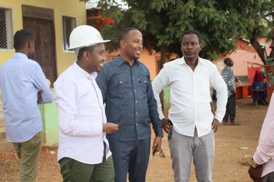 MinistryofPubl2's tweet photo. he staff of the Ministry of Public Works lead by Deputy Minister and Director General ( Yussuf Hassan Isaak ) commenced renovation of Baidoa central road as part of direction from the president.

The Ministry is in undertaking continues effort aimed at renovating various roads . https://t.co/qwMRY7hMPf