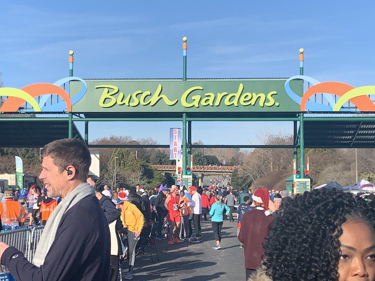 SEichmann's tweet image. Beautiful morning for my favorite race of the year. @BuschGardensVA #christmastowndash8k