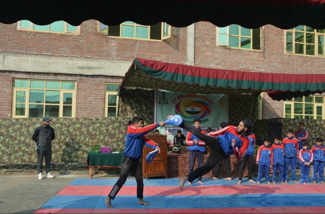 adgpi's tweet photo. Awam is extended family for #IndianArmy

With aim of bringing-in sports activites  for the #Youth, #ParibalTekri  Battalion #IndianArmy #Bandipora conducted #MartialArts 
#CoachingCamp

#Sports
#HealthyLife https://t.co/JpChaxNMsy