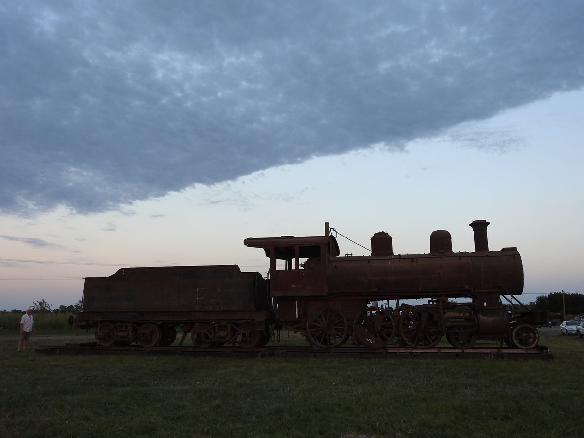 MuniBasavilbaso's tweet photo. Un abrazo a la historia de Basavilbaso. Se concretó el traslado de la Locomotora “205”, desde el predio ferroviario hasta el acceso Oeste de la localidad. Más de 13 horas de trabajo que se reflejarán en toda una vida.

GRACIAS A CADA UNO DE LOS QUE LO HICIERON POSIBLE! https://t.co/VB3WXtDe9R