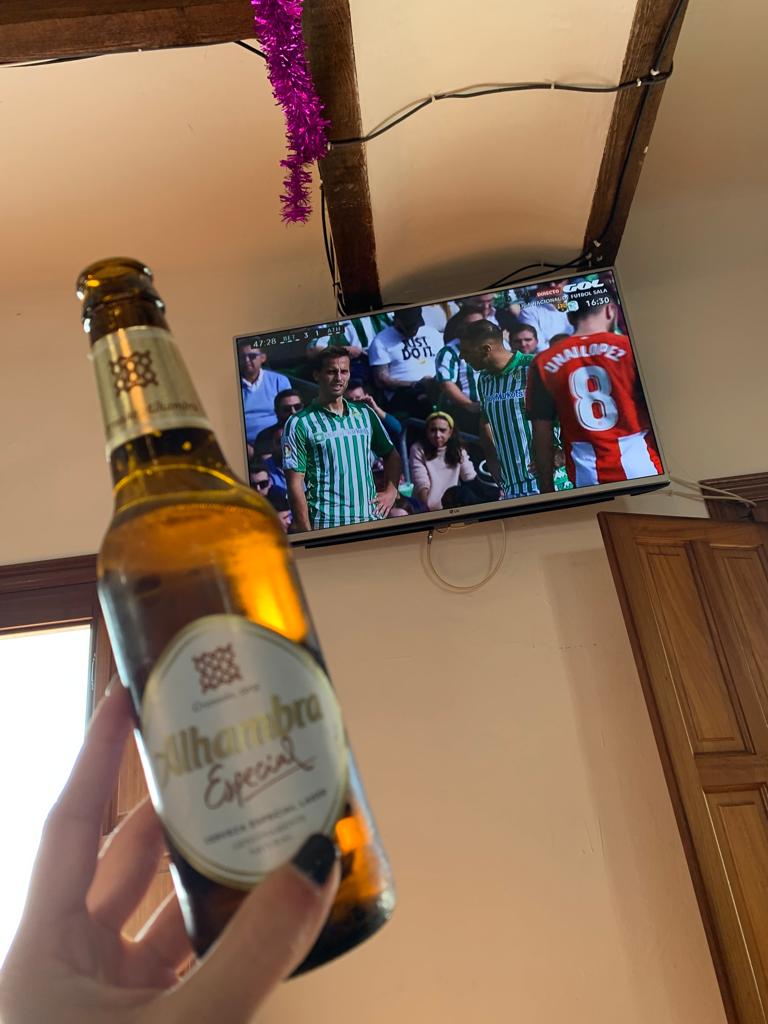 maribermu95's tweet photo. Vaya a donde vaya... siempre conmigo💚 en Granada con mi @RealBetis #vamosbetis #siemprefiel #siemprecontigo https://t.co/Y22esU6qzM