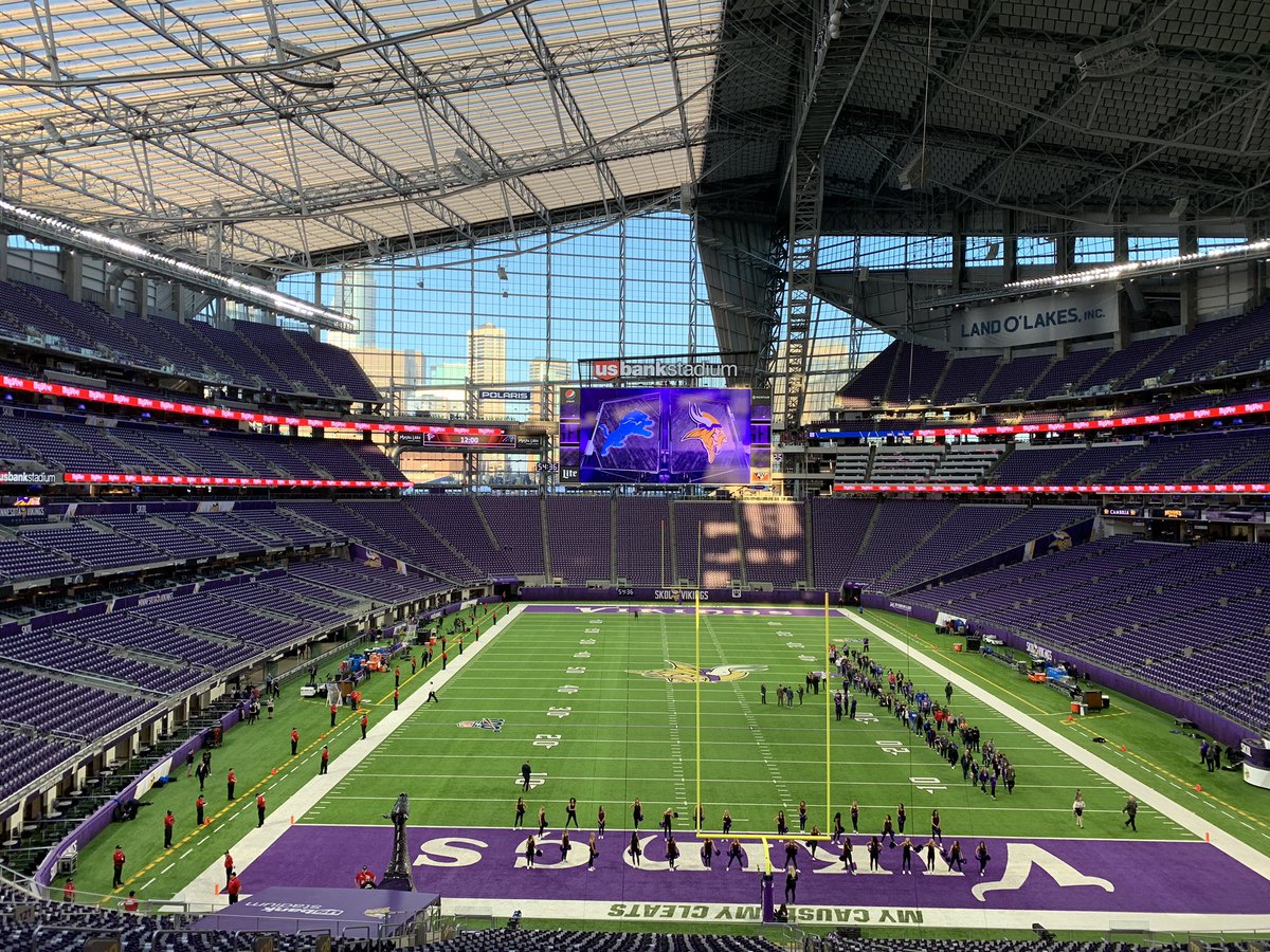 DawnAtFOX9's tweet photo. Beautiful day inside & out for football 🏈 Can’t always say that in December here in Minnesota! #DETvsMN https://t.co/ExxLaIggME