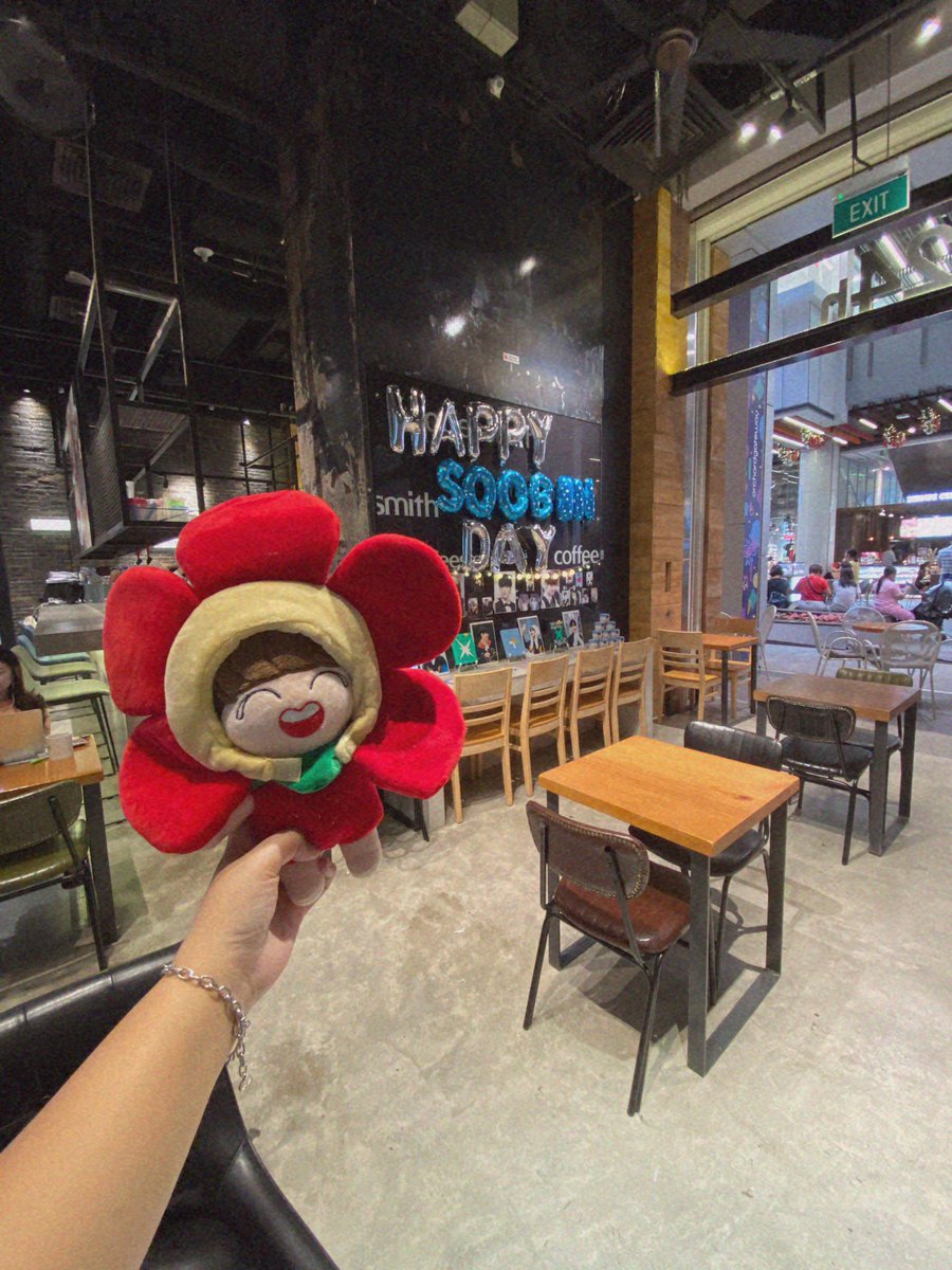 SOBBING4SOOBIN's tweet photo. 🌨 #FirstSnowSoobinSG 🌨

This marks the end of our first ever birthday cafe for soobin and for @TXT_members in Singapore! Thank you to @dreamtime1205 for allowing us to host this event ✨

So thankful for @soobiniesbread_ &amp; @JeonCheYeon89 !! Let’s be admins tgt again okay? 🥺💕 https://t.co/X7dzVK3RGm