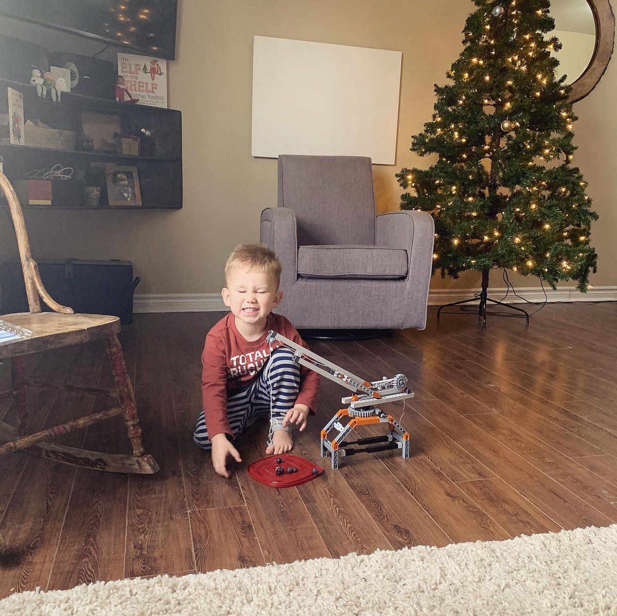 simard_tosha's tweet photo. #STEMSunday 🏗🎄 https://t.co/zToCgwtC0X