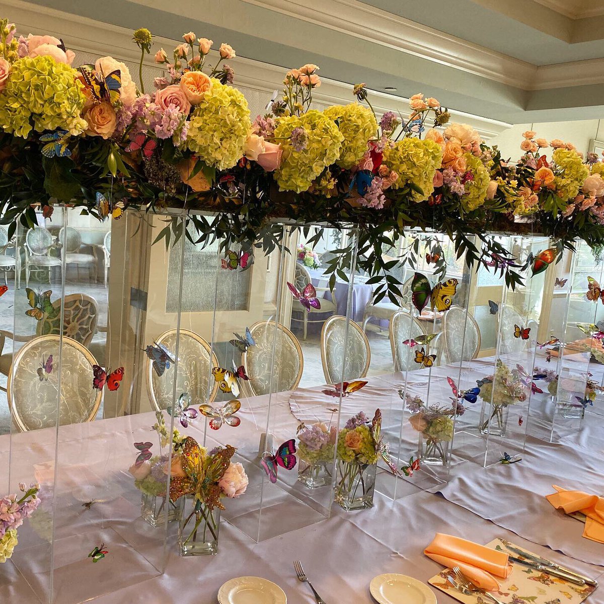 NewLeafOKC's tweet photo. Our design team created a magical array of florals @okcgcc yesterday! #flowersmakepeoplehappy #newleafflorist https://t.co/OuEX0ZKv85