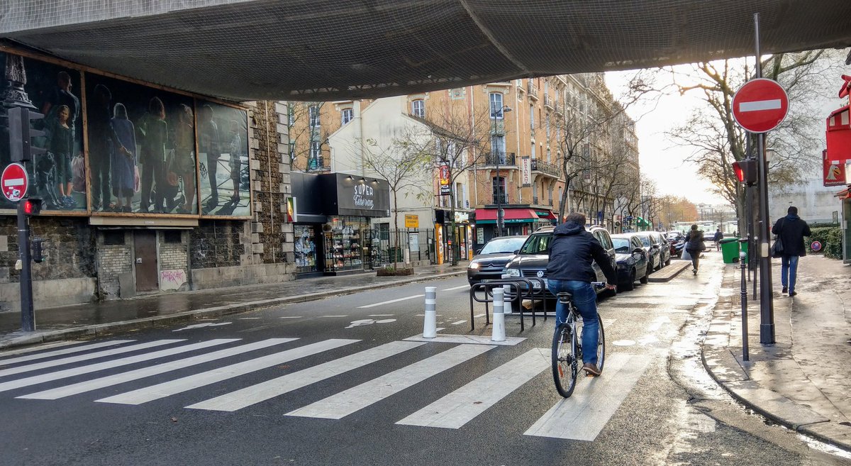 200m de piste cyclable entre la rue de la Croix-Nivert et porte de Versailles sur la la rue de Vaugirard, ce n'est pas énorme mais ils sont bien réalisés et trouvent manifestement un intérêt. Plus que 4,3km pour aller au bout de la rue, boulevard Saint-Michel 😊