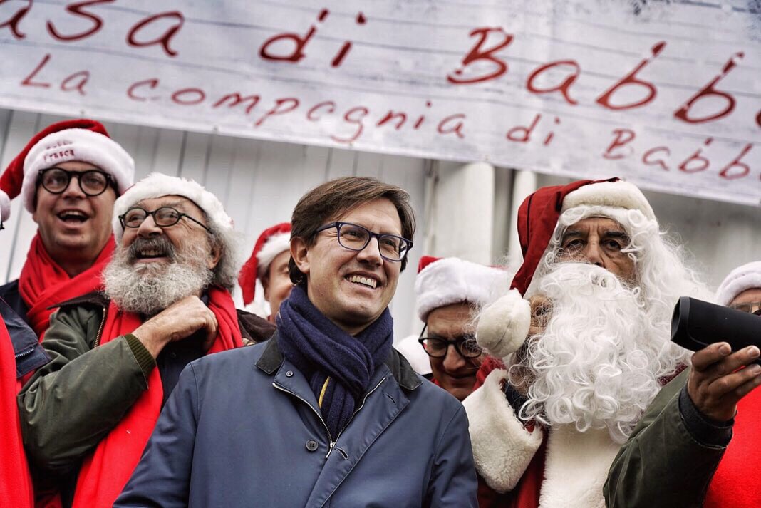 DarioNardella's tweet photo. La pista di pattinaggio più lunga d’Europa e la nuova casa di Babbo Natale: il giardino della Fortezza vive ed è bellissimo! #NataleaFirenze https://t.co/pO7hqSNWjY