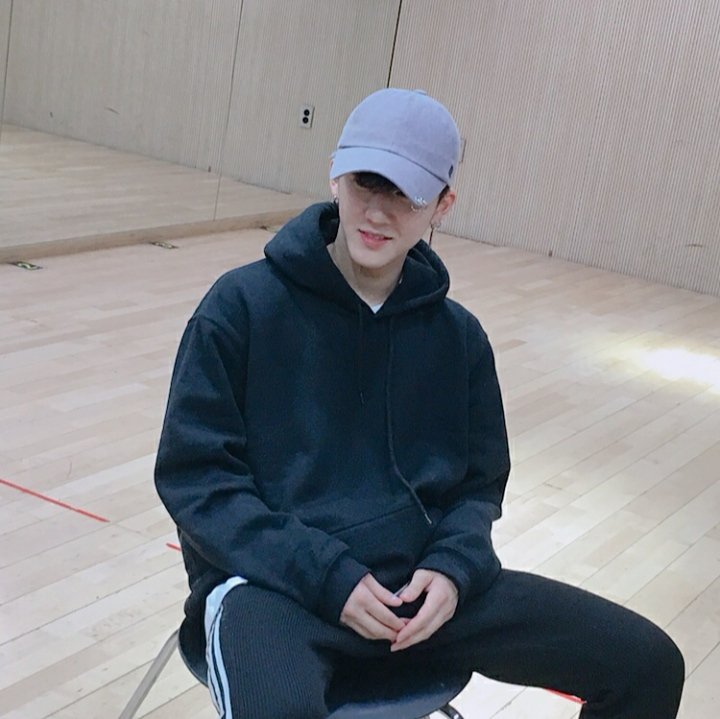 hanera89's tweet photo. 👦: buruan itu ngerjainnya
👩: iya sih bantuin dong, jangan liatin aku terus
@Stray_Kids
#StaySelcaDay #SSD https://t.co/8MbQamFiEB