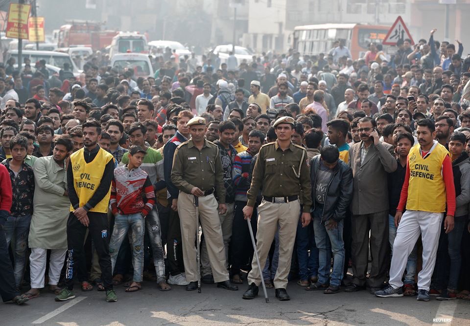 voadeewa's tweet photo. 📷: Police and ambulances are at the scene where a fire broke out at a factory in New Delhi, India, Sunday, December 8. 

👉 At least 43 people have died the devastating fire in the Anaj Mandi area of the Indian capital, with the toll expected to rise, officials say. https://t.co/qhAPTheRg9