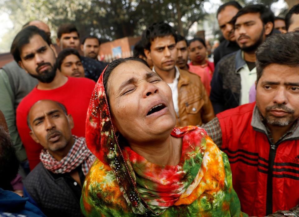 voadeewa's tweet photo. 📷: Police and ambulances are at the scene where a fire broke out at a factory in New Delhi, India, Sunday, December 8. 

👉 At least 43 people have died the devastating fire in the Anaj Mandi area of the Indian capital, with the toll expected to rise, officials say. https://t.co/qhAPTheRg9