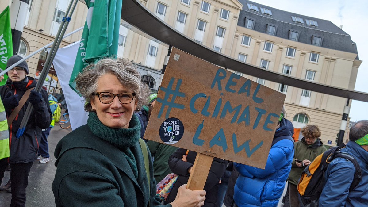 EHuytebroeck's tweet photo. I was présent in Brussels today with thousands other people to form a "human climate chain" to demand urgent climate action from political leaders attendons thé #COP25 climate negociations.@europeangreens #RealClimateLaw @Ecolo @groen https://t.co/Mf0TjCZmPP