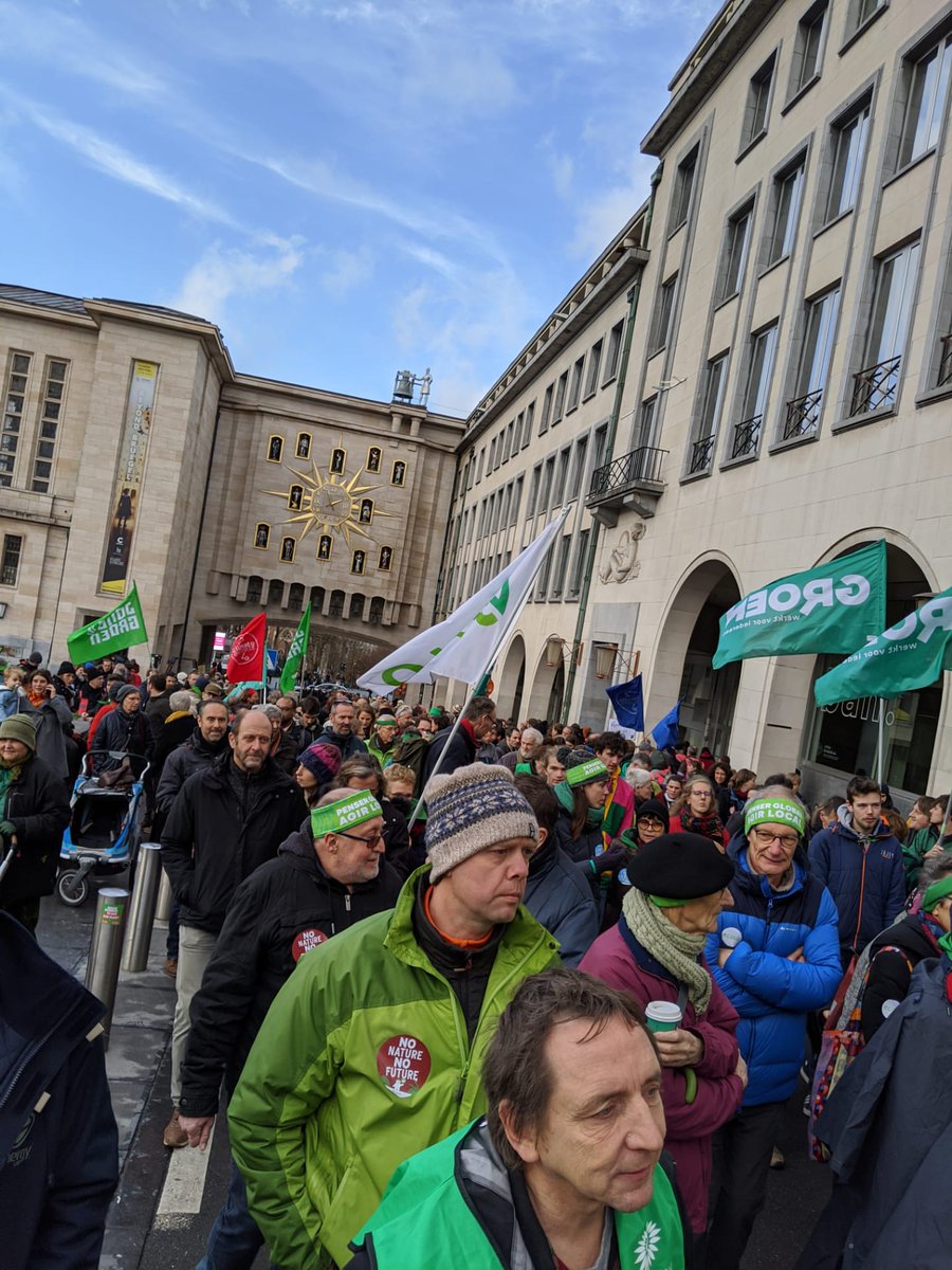 EHuytebroeck's tweet photo. I was présent in Brussels today with thousands other people to form a "human climate chain" to demand urgent climate action from political leaders attendons thé #COP25 climate negociations.@europeangreens #RealClimateLaw @Ecolo @groen https://t.co/Mf0TjCZmPP